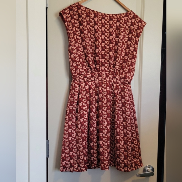 Elegant Red and White Midi Dress - Picture 2 of 15